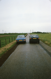 SP_MARKENBURGWEG_001 Het waterschap onderzoekt de bermen van de Markenburgweg; 15 oktober 1987