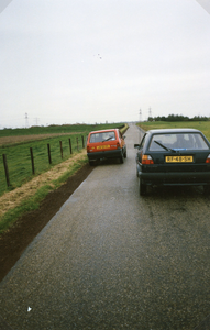 SP_MARKENBURGWEG_002 Het waterschap onderzoekt de bermen van de Markenburgweg; 15 oktober 1987