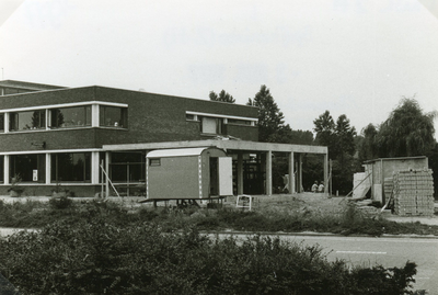 SP_MARREWIJKLAAN_027 Nieuwbouw naast het postkantoor langs de Marrewijklaan; 3 augustus 1977