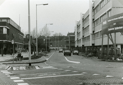 SP_MARREWIJKLAAN_034 Links het Postkantoor en rechts het stadhuis in aanbouw; 28 januari 1984