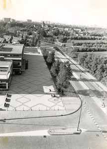 SP_MARREWIJKLAAN_035 Het Postkantoor en bankgebouw, gezien vanaf de Marrewijkflat; September 1971