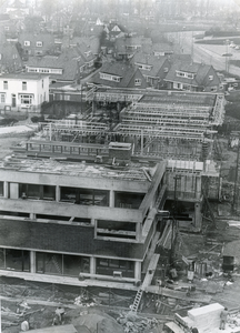 SP_MARREWIJKLAAN_036 Het in aanbouw zijnde postkantoor langs de Marrewijklaan, gezien vanaf de Marrewijkflat; November 1970