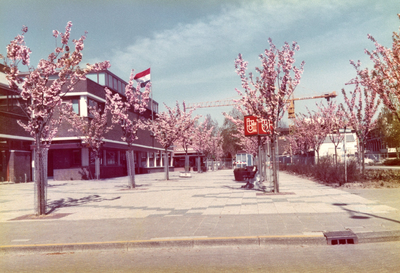 SP_MARREWIJKLAAN_045 Het Postkantoor met een plein vol bomen in bloesem; ca. 1975