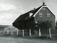 SP_MEELDIJK_006 De boerderij van K.C. Dekker, later Bas Hogenboom (die eind april 1976 verhuisde naar het Drentse ...