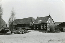 SP_MEELDIJK_007 De boerderij van K.C. Dekker, later Bas Hogenboom (die eind april 1976 verhuisde naar het Drentse ...