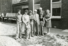 SP_MEELDIJK_008 De familie van Bas Hogenboom (die eind april 1976 verhuisde naar het Drentse Eeserveen) aan de Lange ...