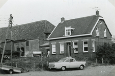 SP_MEELDIJK_009 De boerderij van Bas Hogenboom (die eind april 1976 verhuisde naar het Drentse Eeserveen) aan de Lange ...