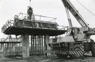 SP_METRO_AANLEG_014 Werkzaamheden voor de aanleg van het metroviaduct: de pijlers; Oktober 1982