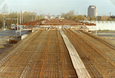 SP_METRO_AANLEG_034 Bouw van de metrolijn in Spijkenisse: bouw van metrostation Heemraadlaan; 8 juni 1983