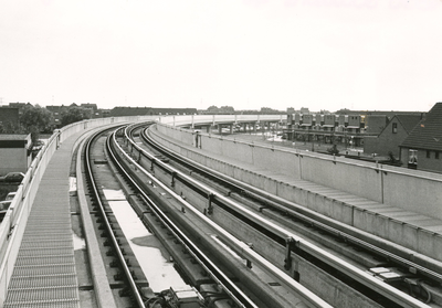 SP_METRO_AANLEG_044 Bouw van de metrolijn in Spijkenisse: traject met rails; 1985