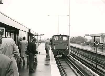 SP_METRO_AANLEG_046 Bouw van de metrolijn in Spijkenisse: proefrijden in Hoogvliet; 1985