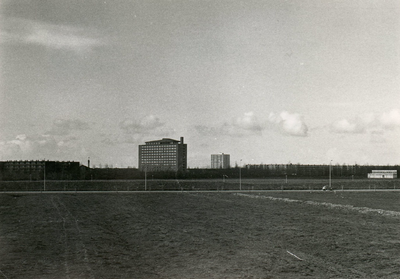 SP_MOLENDIJK_004 De Marckenburg en voetbalveld; 1977