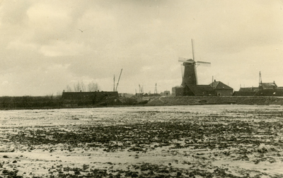 SP_MOLENDIJK_008 Het opspuiten van de polder Oostbroek, met de molen; 1953