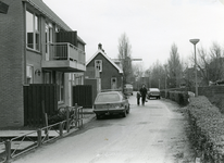 SP_MOLENLAAN_002 Woningen langs de Molenlaan. Molen Nooitgedacht op de achtergrond; ca. 1980