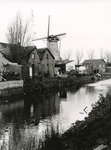 SP_MOLENLAAN_011 De Vierambachtenboezem en de woningen langs de Molenlaan. Molen Nooitgedacht op de achtergrond; ca. 1965