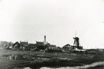SP_MOLEN_001 De schoorsteen van gemaal De Leeuw van Putten en de molen Nooitgedacht. Op de voorgrond het gors; 1932