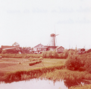 SP_MOLEN_003 De molen Nooitgedacht, met op de voorgrond een tuinderij en het gors; 1955