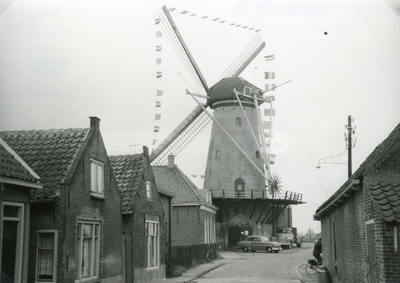 SP_MOLEN_013 De molen Nooitgedacht, met vlaggen in de wieken; 1962