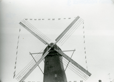 SP_MOLEN_014 De molen Nooitgedacht, met vlaggen in de wieken; 1962