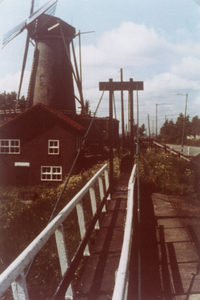 SP_MOLEN_018 De molen Nooitgedacht. Op de voorgrond de loopbrug over de oude sluis; 1962