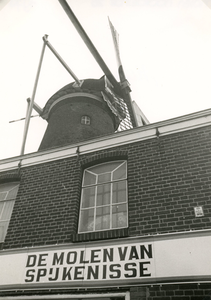 SP_MOLEN_033 De molen Nooitgedacht, detail van de gevel met het bord 'De molen van Spijkenisse'; 1978