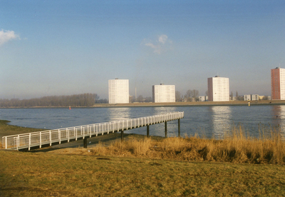SP_NIEUWHONGERLANDSEDIJK_019 Aanlegsteiger in de Oude Maas, gezien vanaf de Nieuw Hongerlandsedijk; 1998