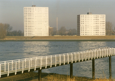 SP_NIEUWHONGERLANDSEDIJK_020 Aanlegsteiger in de Oude Maas, gezien vanaf de Nieuw Hongerlandsedijk; 1998