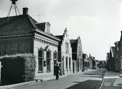 SP_NOORDEINDE_037 Het gemeentehuis, een woning en het postkantoor langs het Noordeinde; ca. 1955