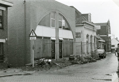 SP_NOORDEINDE_045 Woningbouw aan weerszijde van het voormalige gemeentehuis en naast het postkantoor; 28 januari 1984