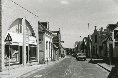 SP_NOORDEINDE_060 Nieuwbouw aan weerszijde van het voormalige gemeentehuis en naast het postkantoor; 29 mei 1985