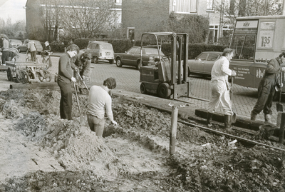 SP_ORCHIDEESTRAAT_001 Graafwerkzaamheden in de Orchideestraat in de wijk Hoogwerf. rechts de SRV-wagen; 1977