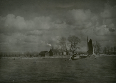 SP_OUDEMAAS_003 De zalmvisserij op de Oude Maas. Op de achtergrond de zalmvisserij Profijt II aan de Hoogvlietse zijde; 1928
