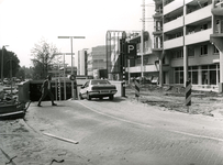 SP_PARKEERGARAGE_004 Auto's rijden de nieuwe parkeergarage binnen; 1983