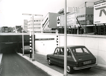 SP_PARKEERGARAGE_006 Auto's rijden de nieuwe parkeergarage binnen; 1983