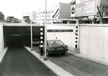 SP_PARKEERGARAGE_007 Auto's rijden de nieuwe parkeergarage binnen; 1983