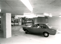 SP_PARKEERGARAGE_008 Auto's rijden de nieuwe parkeergarage binnen; 1983