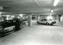 SP_PARKEERGARAGE_009 Auto's rijden de nieuwe parkeergarage binnen; 1983
