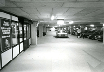 SP_PARKEERGARAGE_010 Auto's rijden de nieuwe parkeergarage binnen; 1983