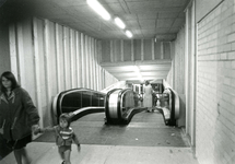 SP_PARKEERGARAGE_011 Roltrap om met een winkelwagen de nieuwe parkeergarage binnen te rijden; 1983