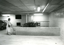 SP_PARKEERGARAGE_012 Ommuurd deel van de nieuwe parkeergarage om winkelwagens te stallen; 1983