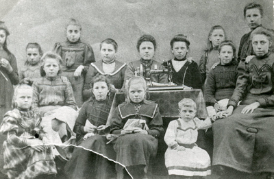 SP_PERSONEN_GROEPEN_001 Leerlingen van de naaischool van mevrouw K.P. Koornneef - Romeijn; 1905