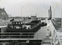 SP_PLAATWEG_004 De nieuwe inlaatsluis voor het Hartelkanaal in gebruik genomen, is later weer vergraven; 1957