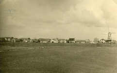 SP_SCHENKELWEG_001 De polder Oud-Hongerland gezien vanaf de Schenkeldijk, met zicht op het dorp en de molen; 1952