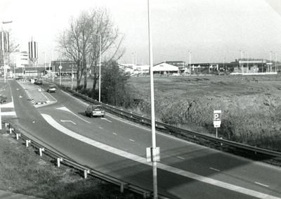 SP_SCHENKELWEG_049 De Schenkelweg met op de achtergrond de bedrijven op het Industrieterrein Haven; 1 december 1984