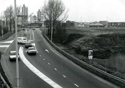 SP_SCHENKELWEG_050 De Schenkelweg met op de achtergrond de bedrijven op het Industrieterrein Haven; 26 januari 1985