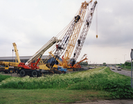 SP_SCHENKELWEG_077 Het terrein van P.L. Baris met kranen en materieel; ca. 1995