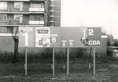 SP_SCHIEKAMPSINGEL_002 Posters van politieke partijen op aanplakborden langs de Schiekampsingel; 1978