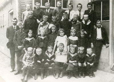 SP_SCHOLEN_CLS_001 Een schoolfoto uit het tweede decennium van deze eeuw van de christelijke lagere school, gelegen aan ...