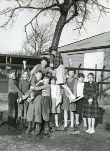 SP_SCHOLEN_CLS_002 De Christelijke Lagere School langs de Zijlstraat. Leerlingen van de school met de Bijbel; 1957