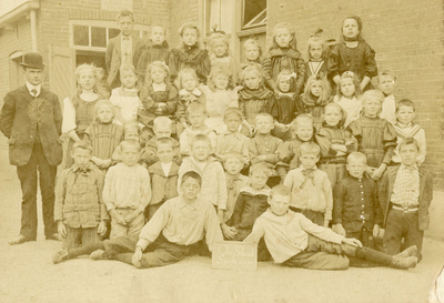 SP_SCHOLEN_CLS_003 De Christelijke Lagere School langs de Zijlstraat. Klassenfoto; 1906
